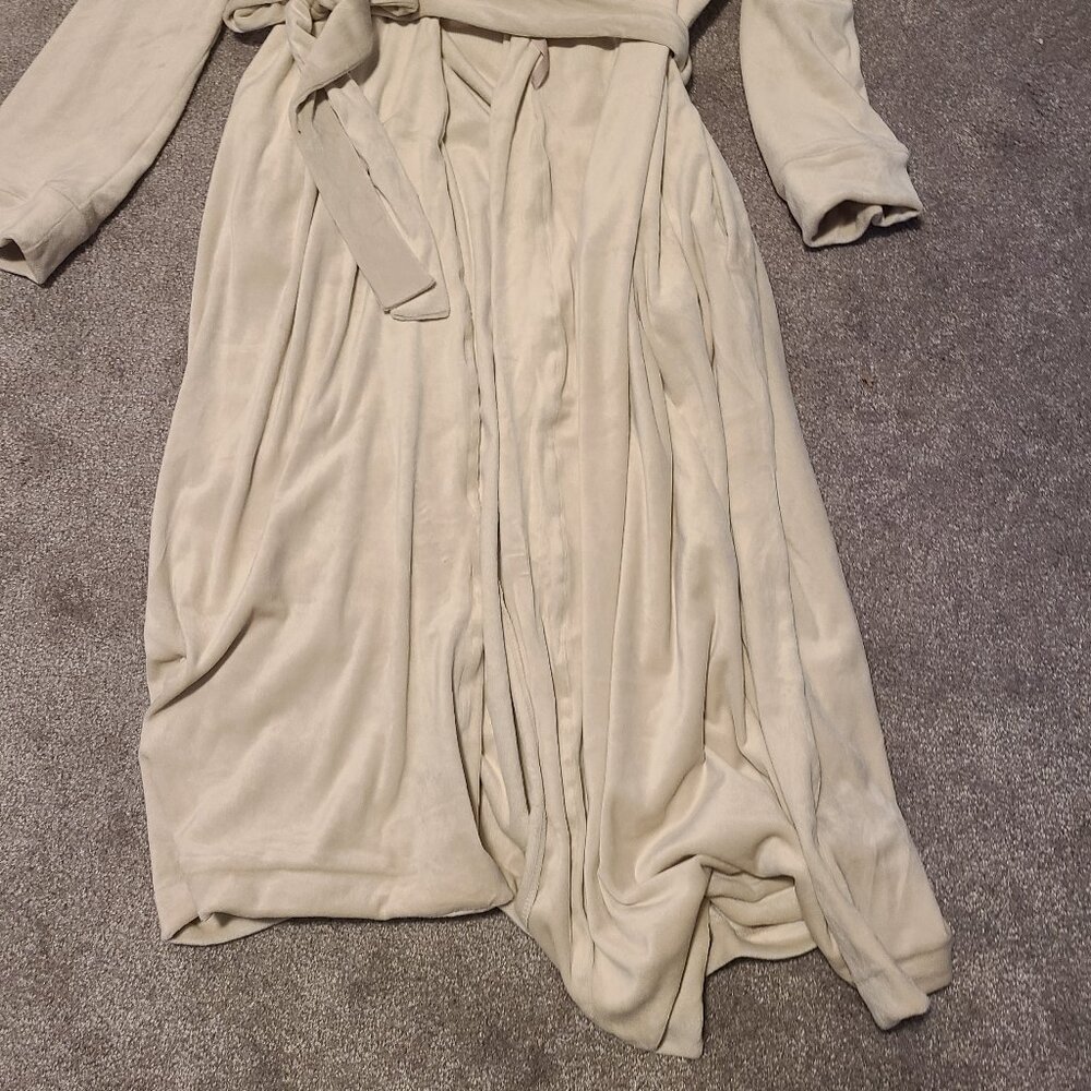 NWT Womans relaxed fit velour long robe - Picture 4 of 4
